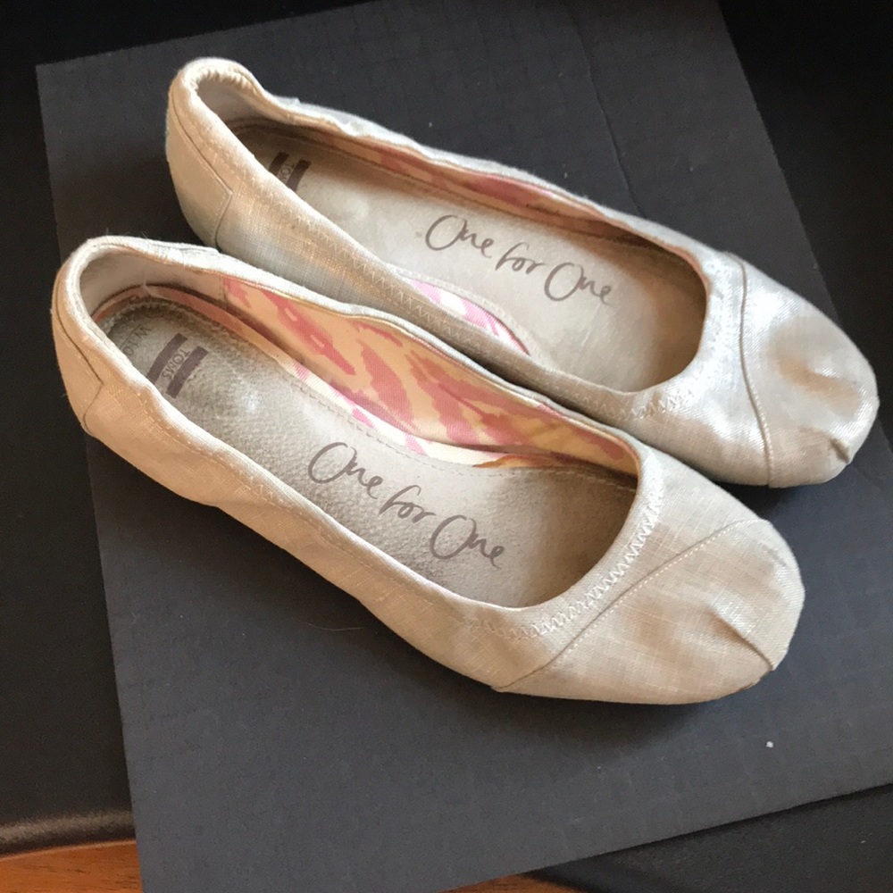 Toms shiny cream ballet burlap flats size 10